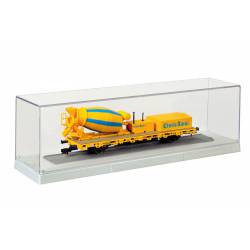 Vitrine mit Schiene.