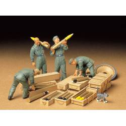 Soldats allemands transportant des munitions.