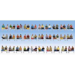 60 sitzende Figuren.