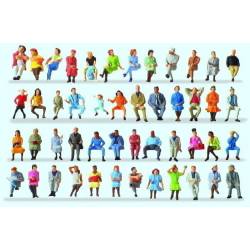 48 personnages assis.