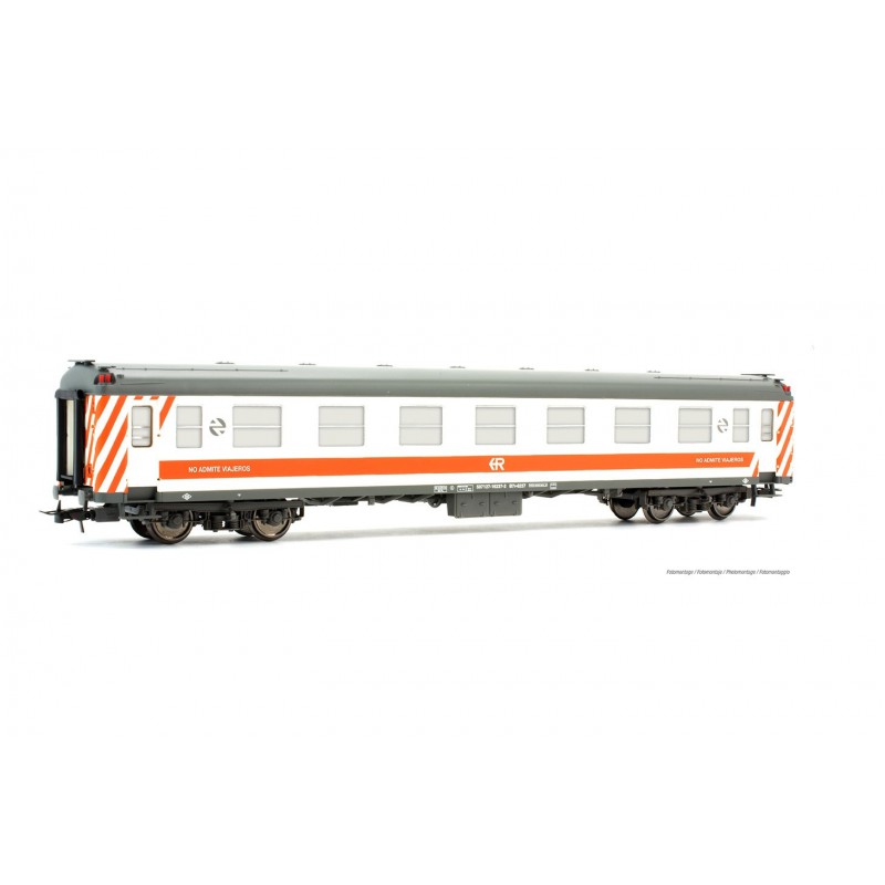 S-1034 coach 'Regionales', RENFE. S-1034 coach 'Regionales', RENFE.