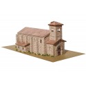 Iglesia de piedra de estilo románico.
