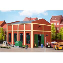 Edifício industrial com equipamentos.