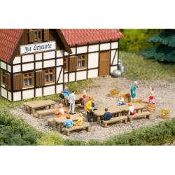 Tables et bancs.