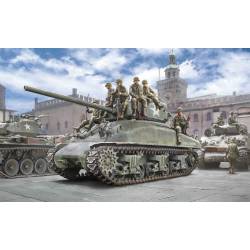 M4A1 Sherman com infantaria.