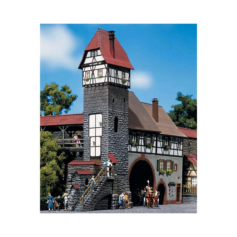 Edificio torre de ciudad antigua