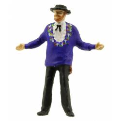 Mann in regionaler Tracht.