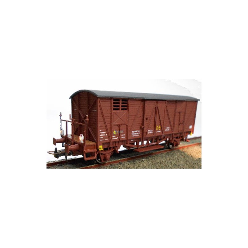 Vagón cerrado rojo óxido con faroles de cola.