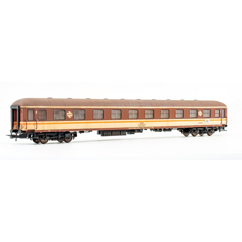 2nd class couchetters coach, BBL 8225. RENFE. Weathered. 2nd class couchetters coach, BBL 8225. RENFE. Weathered.