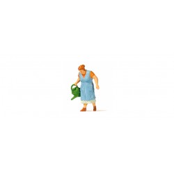 Frau beim Gießen.