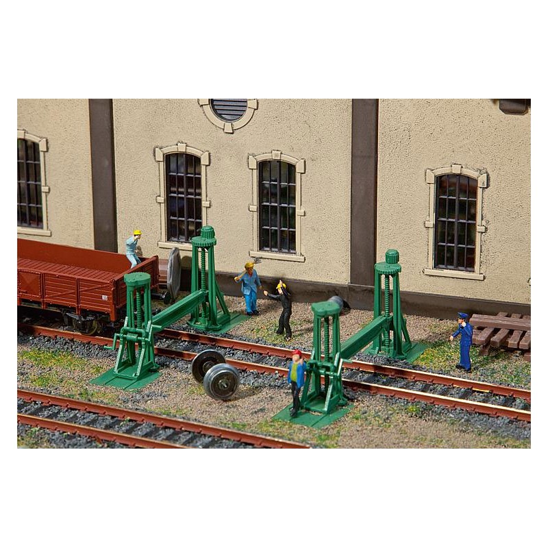 Spindle lifting jacks.