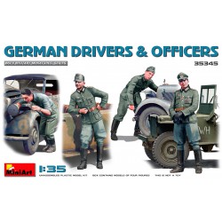 Pilotes et officiers allemands.