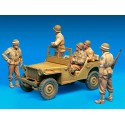 Tripulación de Jeep USA y policía militar.