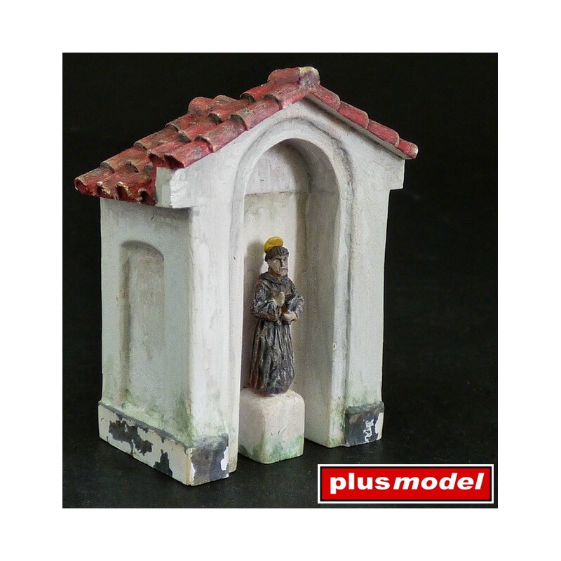 Capilla con estatua. Capilla con estatua.
