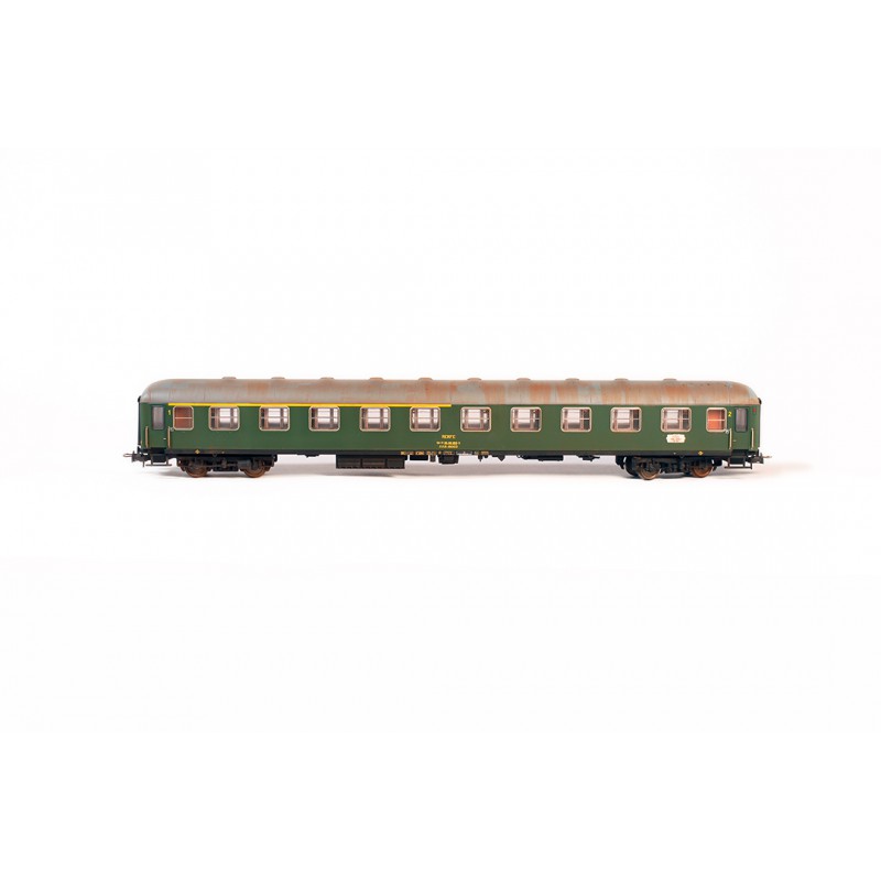 1st/2nd class coach, AAB 8003. RENFE. Weathered.