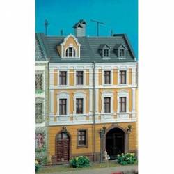 Dos edificios anexos.