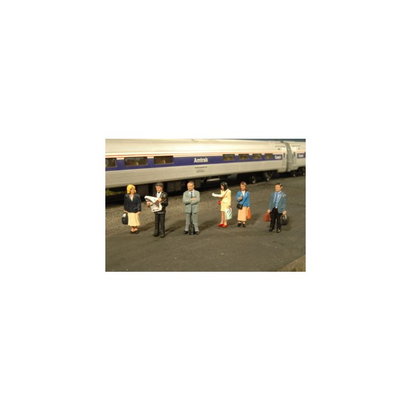 Esperando el tren. SCENE SCAPES 33110