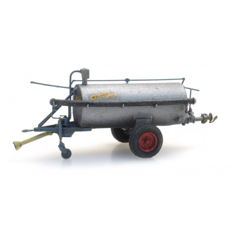 Liquid manure spreader.