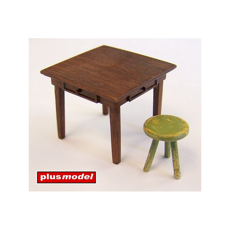 Mesa y silla.