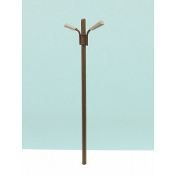 Mât en bois avec deux luminaires.