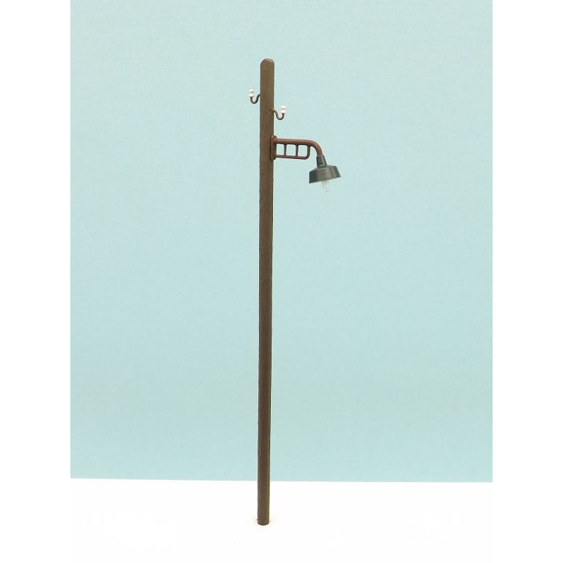 Poste de madera con luz y tendido.