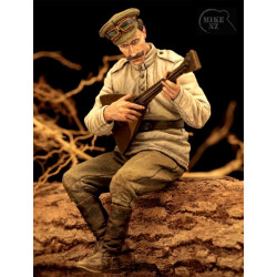 Russischer Soldat spielt Balalaika.