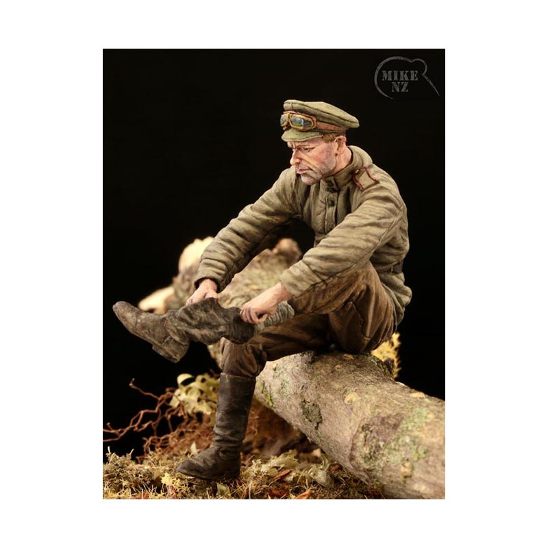 Soldado ruso poniéndose las botas.