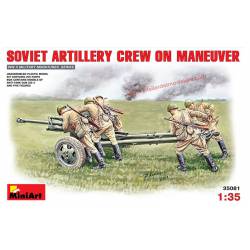 Gruppe russischer Kanoniere mit Kanonen.