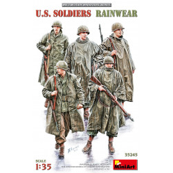 Soldats américains en imperméables.