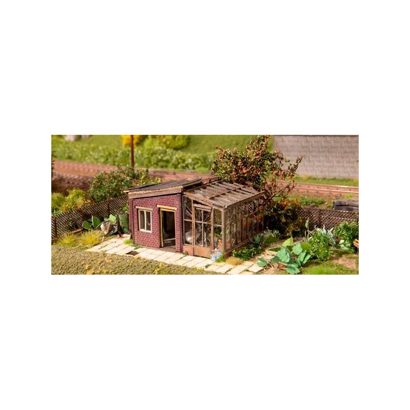 Caseta de jardín en ruinas.