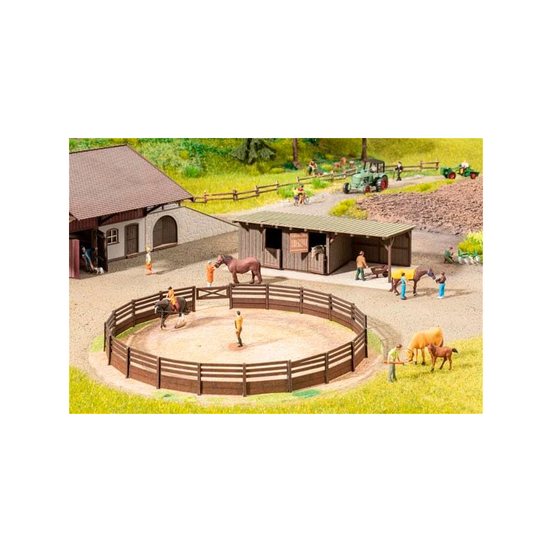 Picadero con caballerizas.