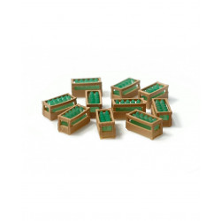 Cajas de madera con botellas verdes.