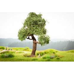 Baum mit Schaukel mit Bewegung.