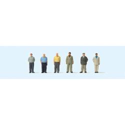 Des hommes debout.
