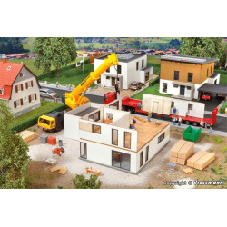 Maison moderne en construction.