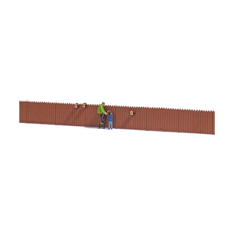 Colgando casitas para pájaros. Colgando casitas para pájaros.