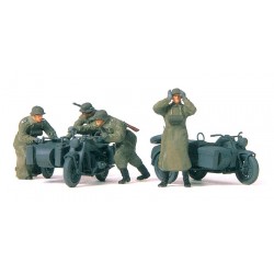 Motocicletas com militares.