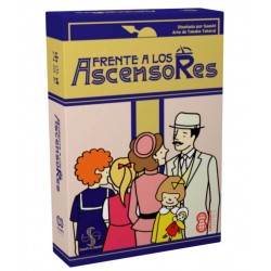Frente a los ascensores.