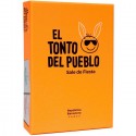 El tonto del pueblo sale de fiesta.
