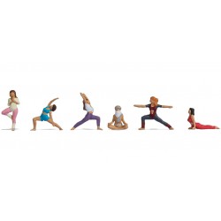 Praticare yoga.