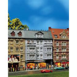 Edificio con pizzeria.