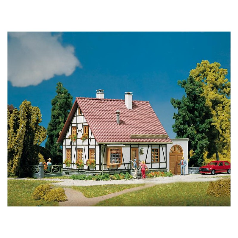 Timbered house with garage. FALLER 130215