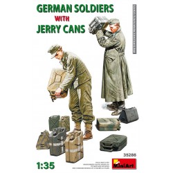 Des soldats allemands avec des jerricans.