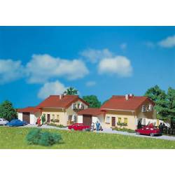Deux maisons avec garages.