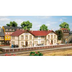 Estação de Grünberg com plataforma.