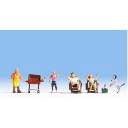 Famille faisant un barbecue.