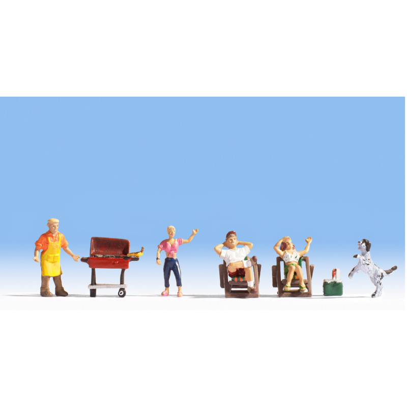 Famiglia che fa un barbecue.