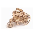 Erstes Auto. HOLZ-TRICK