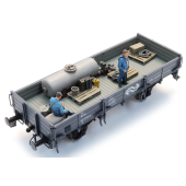 Caricamento: camion irroratore e 2 figure.