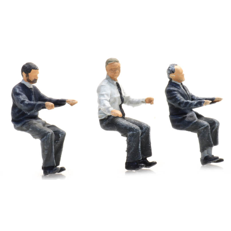 Motoristas de ônibus ao volante.